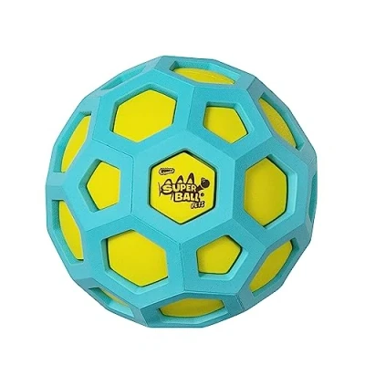 Immagine di Wham O Pets SuperBall Geo Squeak l Palla da calcio per cani 10,2 cm, con sonaglio speciale, scanalature facili impugnare e gomma resistente senza BPA