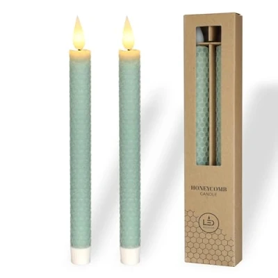 Immagine di comforder candele a LED in vera cera con fiamma tremolante (set da 2), elettriche funzione timer, alimentate batteria, effetto nido d&#039;ape (verde eucalipto)