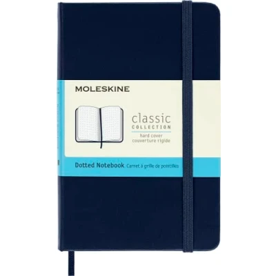 Immagine di Moleskine Classic Notebook, Taccuino con Pagine Puntinate, Copertina Rigida e Chiusura ad Elastico, Formato Pocket 9 x 14 cm, Colore Blu Zaffiro, 192