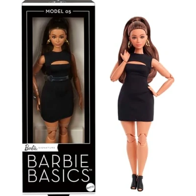 Immagine di Barbie Signature Basics Modello 05, bambola da collezione con capelli castani, mini abito nero e tacchi, vestibilità universale, corpo curvy snodato testa intercambiabile, 6+ anni, JBH73