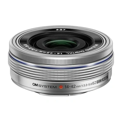 Immagine di OM SYSTEM M.Zuiko Digital ED Obiettivo 14 42mm 1:3.5 5.6 EZ, Micro Quattro Terzi, per Fotocamere D e PEN, Argento