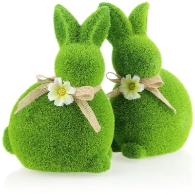 Immagine di com four® 2X Figura Decorativa Coniglietto Pasquale con Fiocco e Fiori di Coniglio in Ceramica per la Primavera Coppia Conigli Ricoperti Erba Artificiale (02 coniglietti 20 cm)