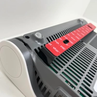 Immagine di Supporto da parete in metallo per AVM Fritz!Box, montaggio a testa giù, alluminio (7590/7590 AX / 6660/6890/5590 Fiber)