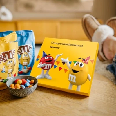 Immagine di Confezione Regalo M&amp;M&#039;s personalizzata con nome o messaggio di cioccolato personalizzato due tavolette da 315 grammi
