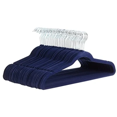 Immagine di Amazon Basics, Confezione da 50 grucce sottili con superficie antiscivolo in velluto, Blu navy/Argento
