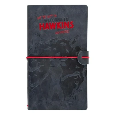 Immagine di Grupo Erik: Taccuino da viaggio Stranger Things Travel Journal in pelle sintetica con 2 quaderni, porta tessere e tasca espandibile, 19,6 x 12 cm, Gadget, Nero