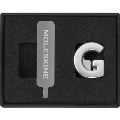 Immagine di Moleskine Pin per Taccuino o Agenda Lettera G, Spilla Lettere, Personalizza la Chiusura con Elastico, Idee Regalo Personalizzato, Colore Argento