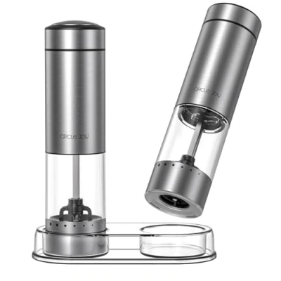 Immagine di CIRCLE JOY Set Macinapepe Elettrico a Batteria, Macinaspezie in Acciaio Inossidabile con Base, Contenitore Lavabile Trasparente da 95ml, Luce LED Bianca e Grossolanità Regolabile, Argento