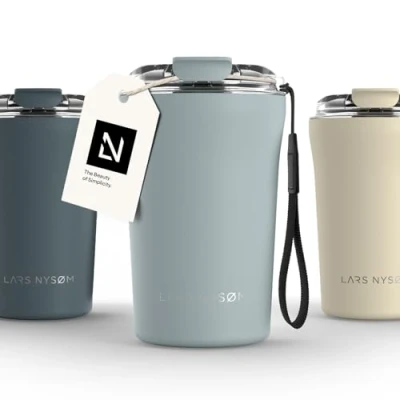 Immagine di LARS NYSØM Tazza Termica Per caffè Thermo Coffee Mug to Go con Cinturino &amp; Coperchio in Tritan 380ml da Viaggio Senza BPA 0,38 Litri Isolamento e tè (Sky Blue, 380ml)