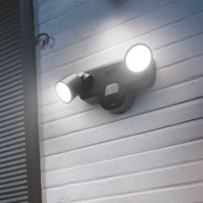 Immagine di LEDVANCE SMART+ OUTDOOR Multispot applique da esterno con telecamera e altoparlante, luce LED bianca calda (3000K), 2 teste in metallo di alta qualità, scheda memoria, tecnologia Smart WiFi, IP44