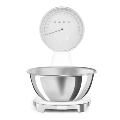 Immagine di Smeg, Bilancia da Cucina Digitale e Analogica KSF01WHWW, Ciotola in Acciao Inox 1,8L Removibile, Quattro Unità di Misura g/ml lb.oz/fl.oz, con Funzione Tara, Portata Massima 5kg, Bianco