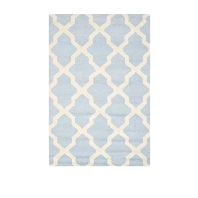 Immagine di Safavieh Trellis Tappeto Rettangolare da Interno, Trapuntato a Mano, Collezione Cambrige, CAM121, in Azzurro / Bianco Avorio, 122 X 183 cm per Salotto, Camera letto o Qualsiasi Spazio Interno