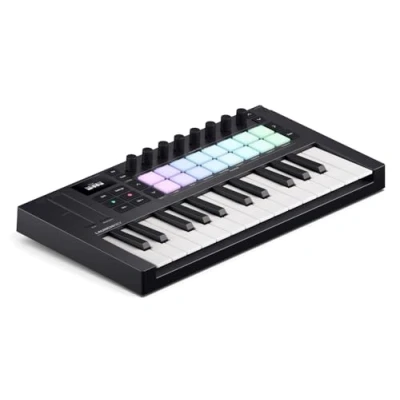 Immagine di Novation Launchkey Mini 25 [MK4] — Controller MIDI USB portatile a tastiera da tasti mini, con integrazione per DAW. Modalità Accordo e Scala, drum pad, arpeggiatore. Software creativi inclusi