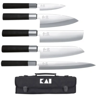 Immagine di KAI Wasabi Black custodia per coltelli attrezzata Coltello multiuso 10 cm, Deba 15 Nakiri 16,5 Santoku Yanagiba 21 cm acciaio inossidabile 6A/1K6 lucidato 58 (±1) HRC manico nero