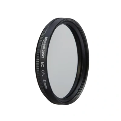 Immagine di Amazon Basics 52 mm Filtro di Protezione Polarizzatore Circolare per Colori più Intensi, Riduzione dei Riflessi e Bagliori, Multistrato, Protegge da Polvere, Sporcizia Graffi