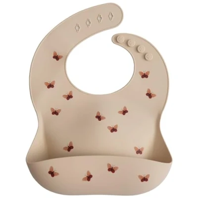 Immagine di Mushie Bavaglino in silicone per bambini, regolabile, impermeabile, facile da pulire, 4 misure regolabili con tasche frontali profonde, 100% senza BPA e ftalati (farfalle)