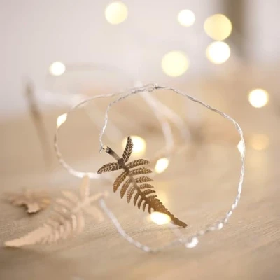 Immagine di Lights4fun Catena Luminosa di Foglie Autunnali 20 Micro LED Bianchi Caldi a Pile con Timer Decorazione Autunnale per Interni