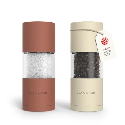 Immagine di LARS NYSØM Set di macine per sale e pepe in acciaio inossidabile con macinino ceramica regolabile 2 pezzi I Designer Spice Mill (Red/Beige)