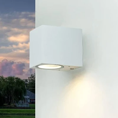 Immagine di Lampada da esterno a parete bianca, downlight esterno, casa, giardino, terrazza, balcone, angolare, piccola, H:8 cm, resistente alla pioggia IP44, down, applique GU10