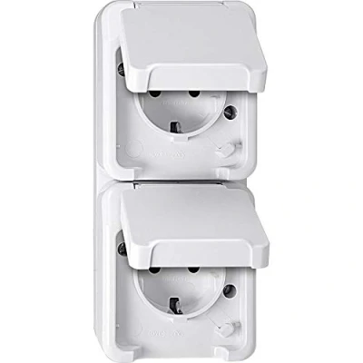 Immagine di Merten 2 vie Interruttore per ambienti umidi Completo Presa schuko con coperchio ribaltabile AQUASTAR bianco polare 4074949
