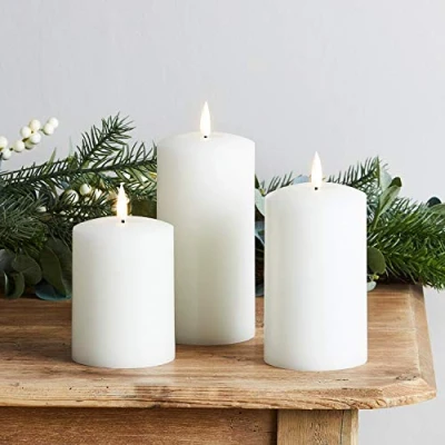 Immagine di Lights4fun Set di 3 Candele Pilastro TruGlow® in Cera Bianca a Pile con LED Bianco Caldo per Uso Interni