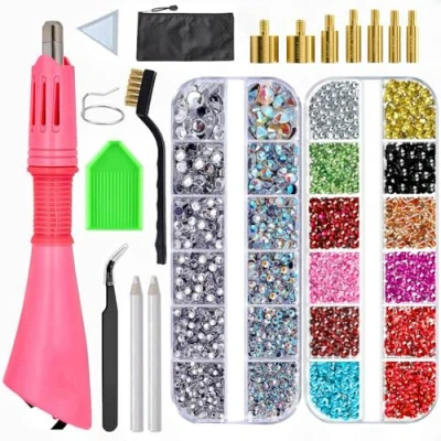 Immagine di Bacxzomx Applicatore Strass Termoadesivi con 7 Punte, 2 Scatole Decorativi, Pinze, Spazzola, Matite, Kit Hotfix per Tessuti, Vestiti, Fai Da Te