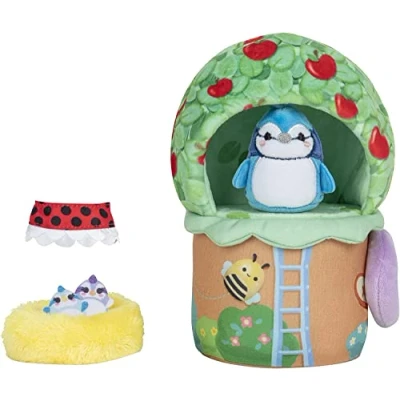 Immagine di Squishville Deluxe Tiptop Treehouse Playscene Include 2 Pollici Babs The Blue Jay Plush, Abito da Coccinella, Nido d&#039;uccello e Scena di Giochi per Bambini, Multicolore, Play Scene, SQM0209