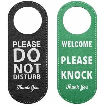 Immagine di Cartello con scritta in lingua inglese &quot;Do Not Disturb on Front and Welcome Please Knock Back&quot; (verde/rosso su entrambi i lati)