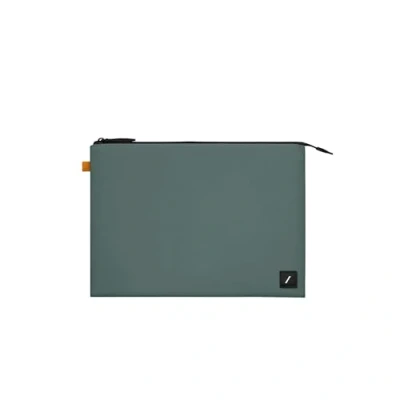 Immagine di Native Union W.F.A MacBook Sleeve 16&quot; Custodia sottile minimalista realizzata in materiali riciclati con protezione a 360 gradi Pro e Air 15&quot; M2 (2023) Verde salvia