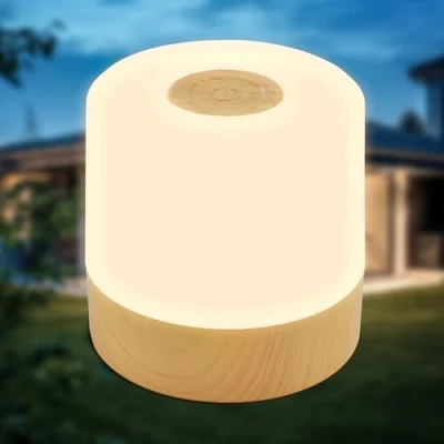 Immagine di B.K.Licht Mini lampada da tavolo a LED senza fili IP44 con touch, dimmerabile passi, batteria ricaricabile, USB C, luce comodino, decorativa,luce esterna,camera dei bambini, 7x7cm,effetto legno