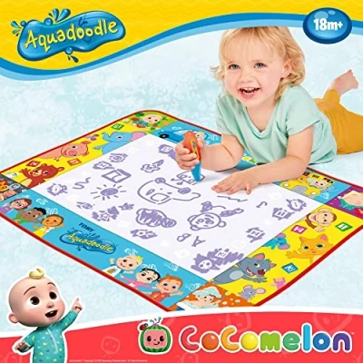 Immagine di Aquadoodle Cocomelon Tappetino per scarabocchiare, gioco ufficiale Tomy No Mess da colorare e disegnare, adatto ragazzi ragazze dai 18 mesi in su, multicolore (E73454)