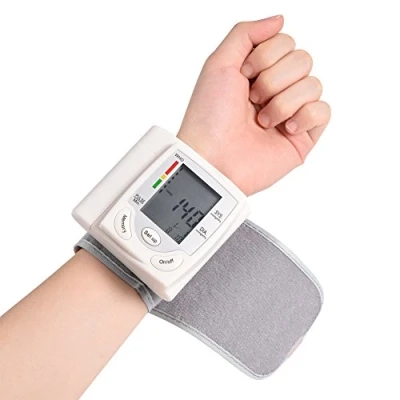 Immagine di Tester di Pressione Sanguigna da Polso, Misuratore Lcd Digitale + Cardiofrequenzimetro, Monitor Macchine Bp per L&#039;Assistenza Infermieristica Domestica Anziani