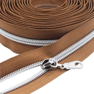 Immagine di YaHoGa Cerniera senza fine argento 9 m al metro, chiusura lampo marrone, spirale da 6 mm + 25 cursori non bloccanti (marrone argento)