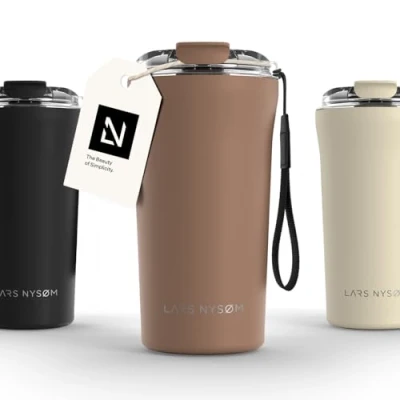 Immagine di LARS NYSØM Tazza Termica Per caffè Thermo Coffee Mug to Go con Cinturino &amp; Coperchio in Tritan 500ml da Viaggio Senza BPA 0,5 Litri Isolamento e tè (Mocha Brown, 500ml)