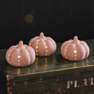 Immagine di Lights4fun Set di 3 Zucche Decorative in Terracotta a LED Pile con Timer Decorazione Autunnale Halloween per Interni