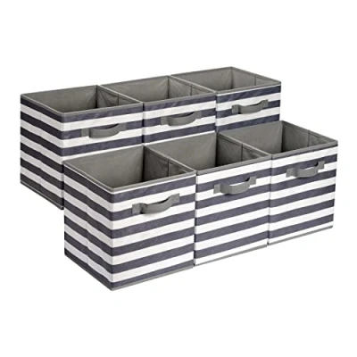 Immagine di Amazon Basics Confezione da 6 cubi portaoggetti pieghevoli in tessuto, contenitori con maniglie 33x33x33 cm, colore: Bianco/Grigio a righe