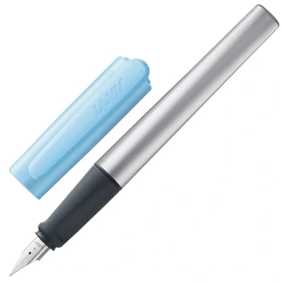 Immagine di Lamy nexx azure Stilografica con impugnatura antiscivola e pennino in acciaio lucido misura A corpo triangolare alluminio cartuccia T 10 blue inclusa destrimani