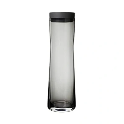 Immagine di blomus SPLASH Caraffa per acqua in vetro affumicato, fumo/grigio scuro, capacità 1 litro, coperchio silicone/acciaio inossidabile, facile da usare (H/L/P 29,5 x 9 cm, 63807)