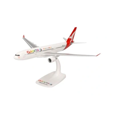 Immagine di Herpa modello di aereo Qantas Airbus A330 200 &quot;Pride is in the Air&quot; scala 1:200 Snap Fit, pezzo da collezione, miniatura deco, statuetta con supporto plastica