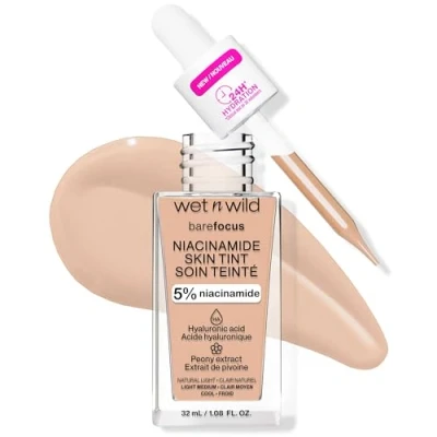 Immagine di Wet n Wild Bare Focus Niacinamide Skin Tint, Fondotinta Leggero con Formula Modulabile, Arricchito Acido Ialuronico E Vitamina per un Look Radioso, Light