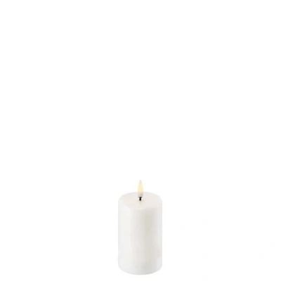 Immagine di UYUNI LIGHTING Candela con fiamma tremolante a LED 3D brevettata, design elegante e minimale, base in cera Pillar Nordic White 5 x 10,4 cm