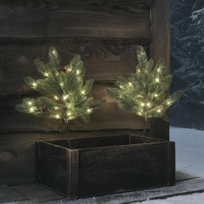 Immagine di Lights4fun Set di 2 Alberi Natale Artificiali a Pigna da 18 cm su Palo con 50 LED Bianco Caldo Pile Timer Decorazione Natalizia per Esterni