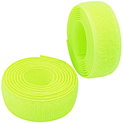 Immagine di Aerzetix C65899 Nastro/rotolo di scratch 20mm 1 metro auto aggrappante organizer/fermacavo striscia aggancio sacchetto indumento cinghia colore: giallo neon in poliammide e poliestere