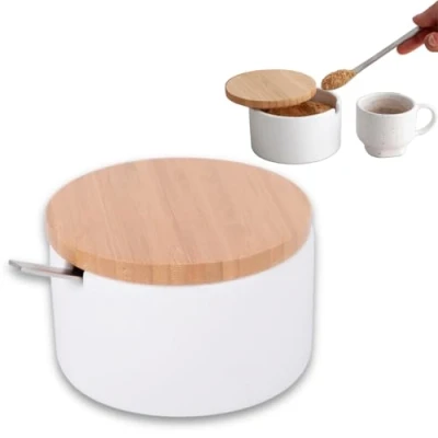 Immagine di KOOK TIME Zuccheriera Formaggiera in Ceramica con Coperchio Legno di bambù e cucchiaino da Zucchero Acciaio Inossidabile, per Casa Cucina, sirve Zucchero, Formaggio, spezie, ECC. (Bianco)