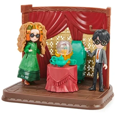 Immagine di Wizarding World Harry Potter, Magical Minis Hogwarts, Aula di Divinazione con 2 Personaggi e 6 Accessori, Giocattoli per Bambini dai Anni in su, Multicolore, 6064868