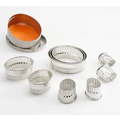 Immagine di Thermohauser 8300031872 Set di 9 stampi per biscotti in acciaio INOX, forma ovale, bordo ondulato 2,4 8,2 cm, confezionato scatola latta