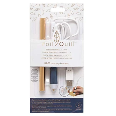 Immagine di We R Memory Keepers Bold Tip Penna Foil Quill Freestyle, Grassetto, con 1 Rotolo di Lamina Color Oro, per la Creazione Biglietti, Scrapbooking e Bullet Journal, Punta Audace, 2,5 Mm