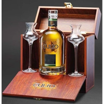 Immagine di CULTO GRAPPA DI AMARONE INVECCHIATA 70 CL IN COFANETTO LEGNO CON DUE BICCHIERI