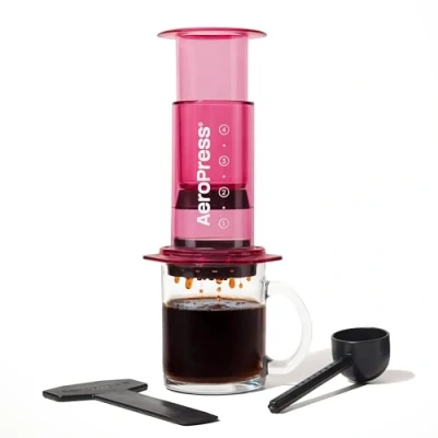 Immagine di AeroPress Clear Rosa Macchina per Caffè 3 in 1: combina French Press ed Espresso corposo senza amarezza Piccola caffettiera portatile viaggio e campeggio,