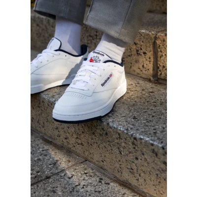 Immagine di Reebok Classic CLUB C 85 Unisex Sneakers basse, Taglia: 36, White/navy Pelle e tessuto